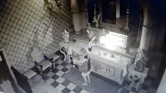 Mulher invade igreja católica em Salvador de madrugada e rouba até as hóstias; veja vídeo