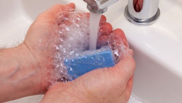 Lavagem de mãos evitam a contaminação de cateteres, sondas e tubos tão necessários para estabilizar o paciente em UTI (Foto: Getty Images via BBC)