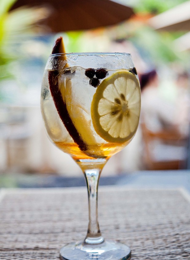 O drinque da Bel é decorado com um gomo de manga, fatia de limão siciliano e zimbro (Foto: Divulgação / Refúgio)