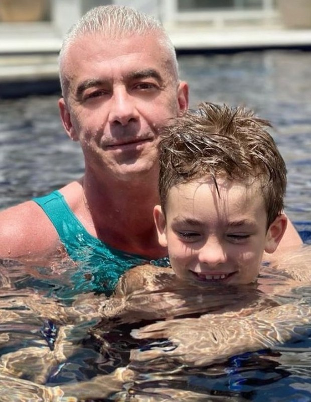 Alexandre Correa na piscina com o filho, Alexandre Jr.  (Foto: Reprodução/Instagram)