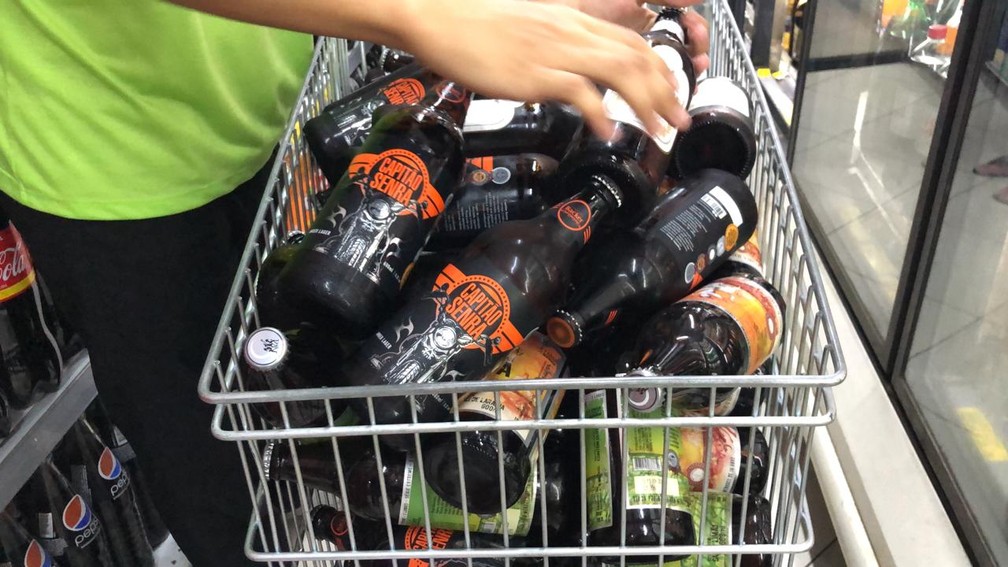 Capitão Senra está entre os oito rótulos contaminados com dietilenoglicol. No total, segundo Ministério, são 21 lotes de cervejas da Backer contaminados — Foto: Danilo Girundi/TV Globo