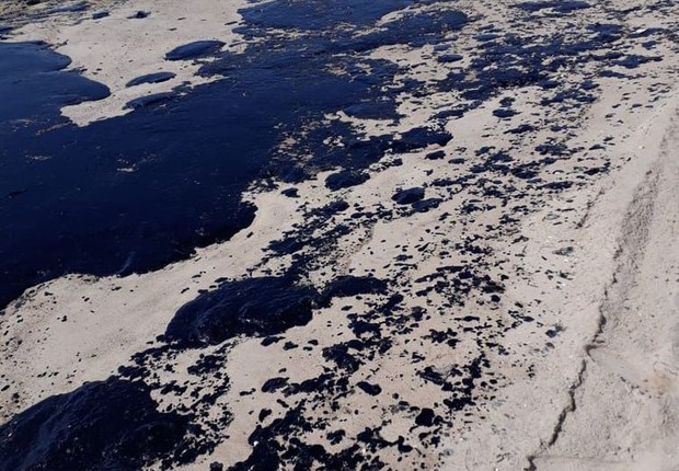 Resíduos de óleo em praias do Nordeste  (Foto: Divulgação/Agência Petrobras)