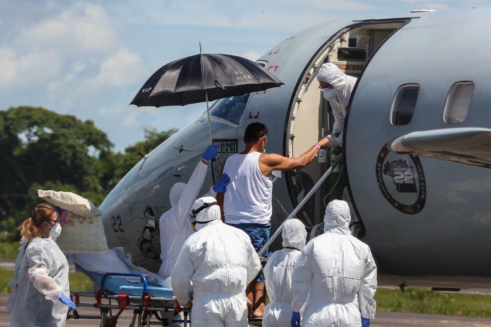 Paciente com Covid-19 é transferido de Manaus (AM) para Belém (PA) por conta da crise. — Foto: Tiago Corrêa/Divulgação/Secom