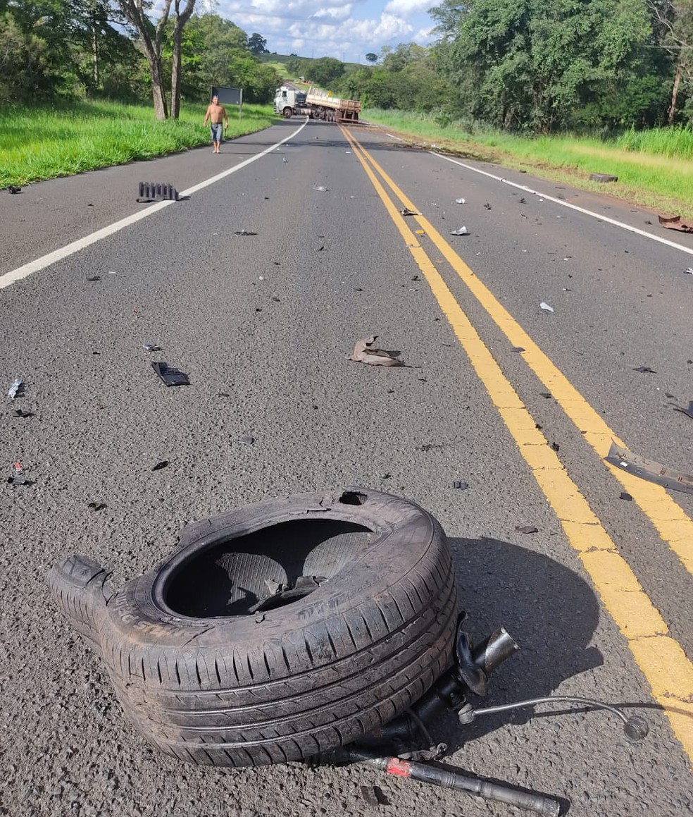 Batida entre caminhão e carro deixa um ferido em rodovia de Oscar Bressane — Foto: Ewerton Silva/Arquivo pessoal