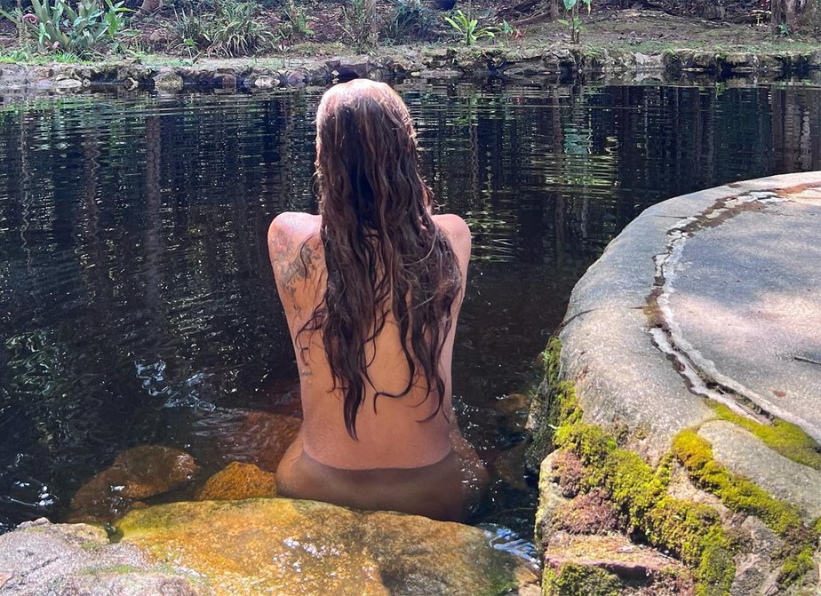 Mariana Goldfarb fica nua em banho de rio