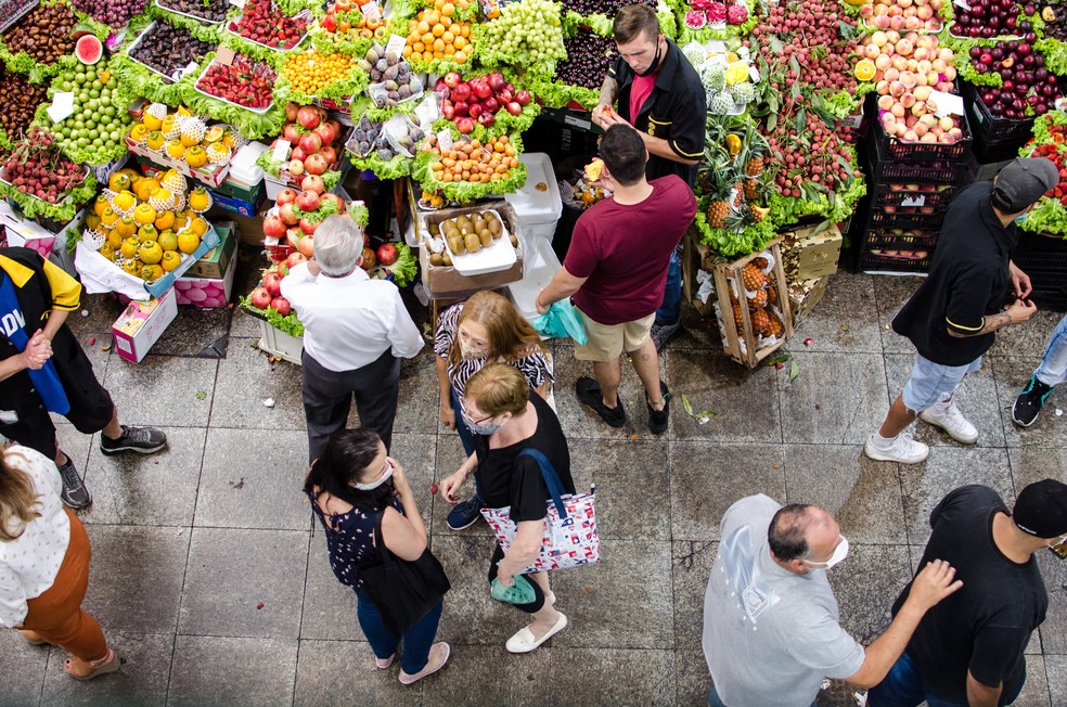 É só dizer não e sair andando? Especialistas explicam por que quem cai no golpe da fruta no Mercadão tem dificuldade em negar oferta