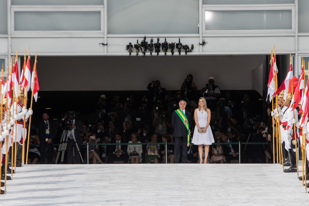 O ex-presidente Michel Temer aguarda ao lado de sua mulher, Marcela, no Palácio do Planalto antes da chegada de Jair Bolsonaro — Foto: Fábio Tito/G1