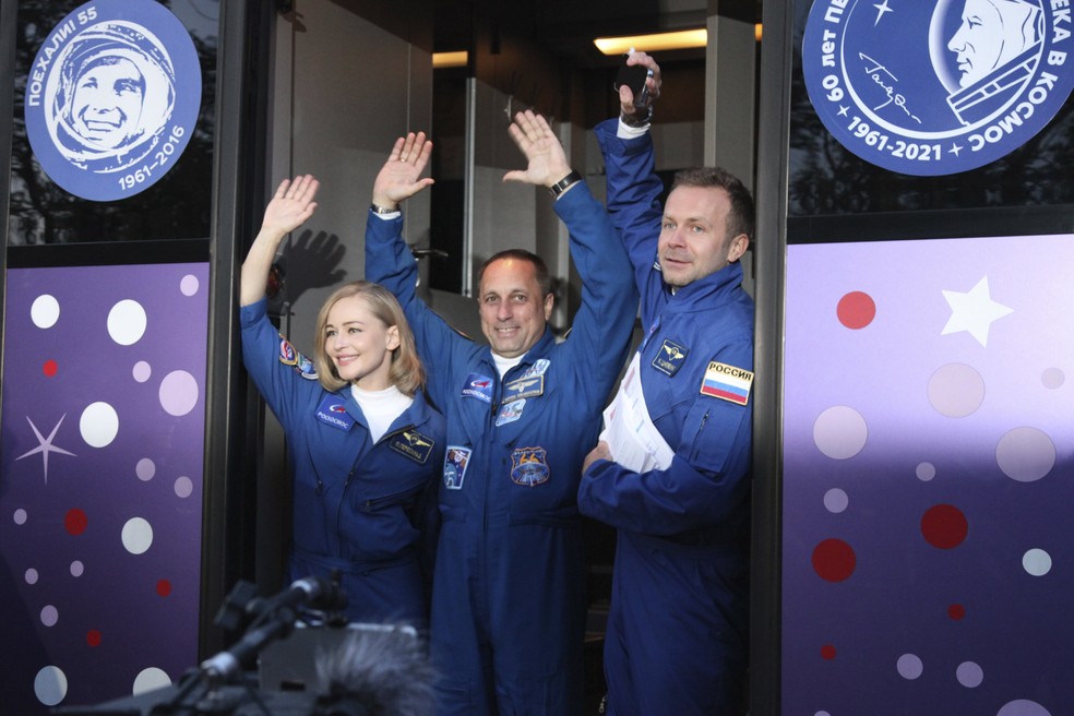 Atriz russa Yulia Peresild e o diretor Klim Shipenko decolam para gravar primeiro filme do espaço nesta terça-feira (5) — Foto: Roscosmos Space Agency via AP