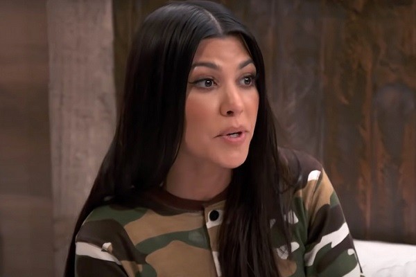 Kourtney Kardashian irritada com a proximidade entre irmãs Kim Kardashian e Khloé Kardashian e seu ex, o empresário Scott Disick (Foto: Reprodução)