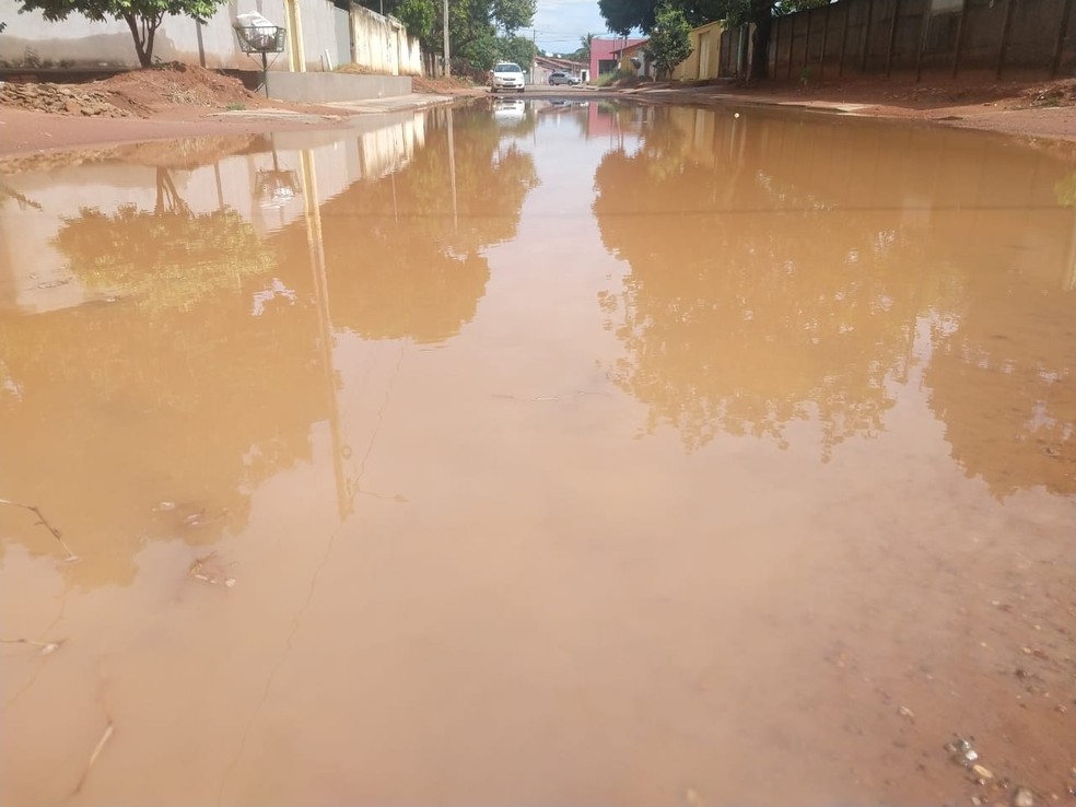 Ruas de Peixe se tornaram piscinas de lama — Foto: Débora Ciany/TV Anhanguera