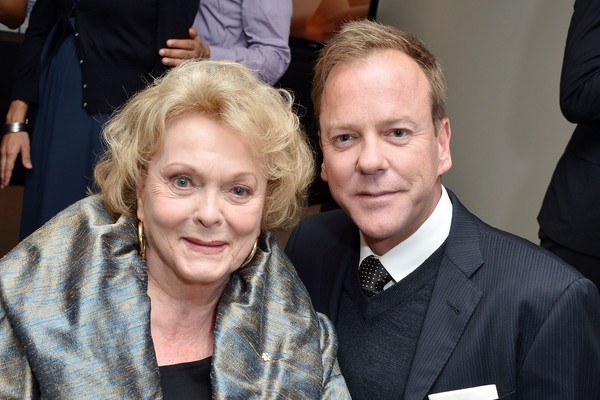 Shirley Douglas e o filho Kiefer Sutherland (Foto: Getty Images)