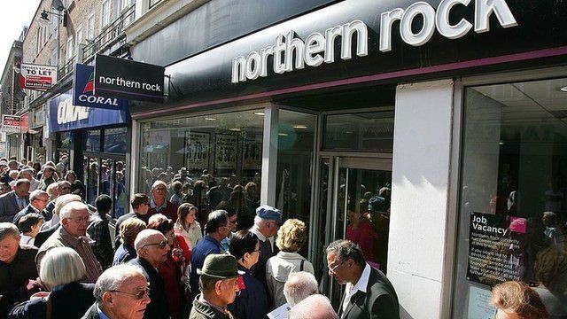 Com a crise do Northern Rock, clientes britânicos formaram filas para retirar seu dinheiro (Foto: GETTY IMAGES)
