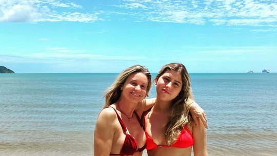 Paula Burlamaqui curte praia com filha de Amora Mautner: "Lindeza da minha vida"