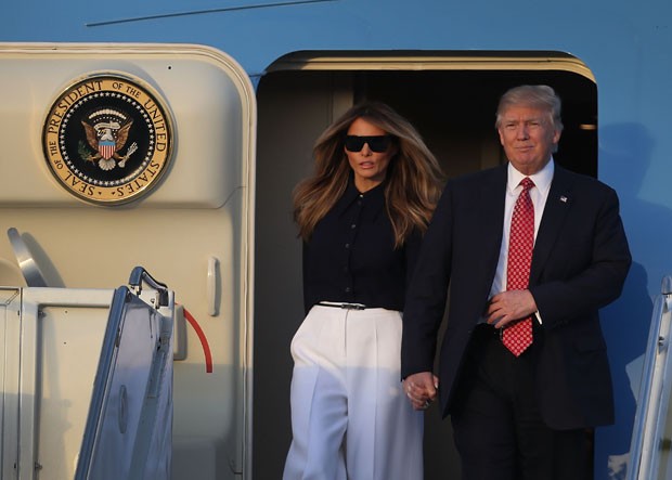 WEST PALM BEACH, FL - FEBRUARY 10:  President Donald Trump and his wife Melania Trump arrive on Air Force One at the Palm Beach International airport as they prepare to spend part of the weekend with  Japanese Prime Minister Shinzo Abe and his wife Akie A (Foto: Getty Images)