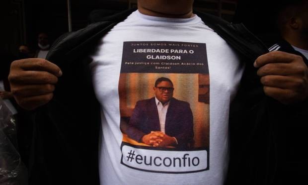 Manifestante exibe camisa com mensagem de apoio a Glaidson, acusado de liderar esquema de priâmide financeira