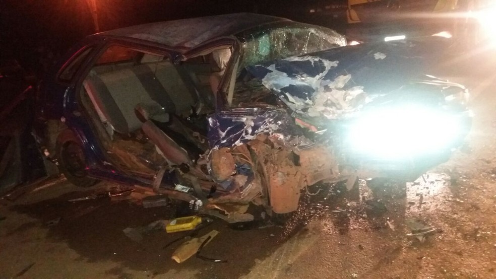 Cinco pessoas que estavam dentro do carro ficaram feridas, em Guarapuava. — Foto: Divulgação/PRF