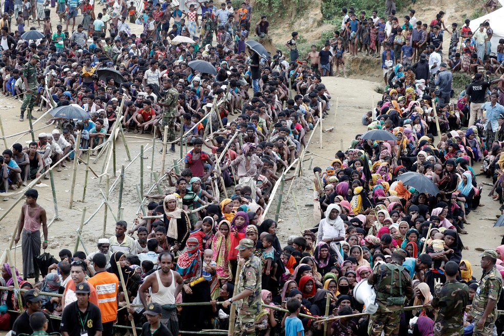 Imagem de arquivo mostra refugiados da minoria muçulmana Rohingya fazem fila para obter ajuda humanitária em Cox's Bazar (Foto: Cathal McNaughton/Reuters)
