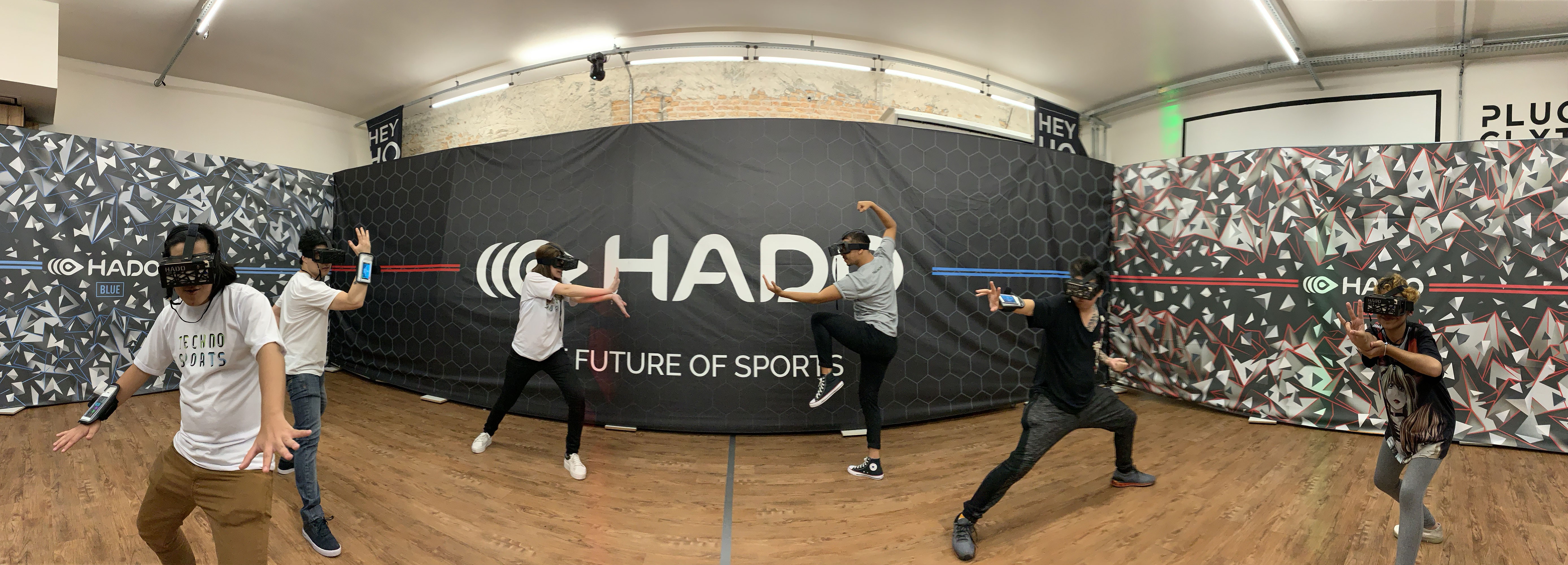 Após sucesso na Ásia, primeiro techno sport chega ao Brasil. Acima: pessoas interagem com HADO em evento em São Paulo (Foto: Divulgação)