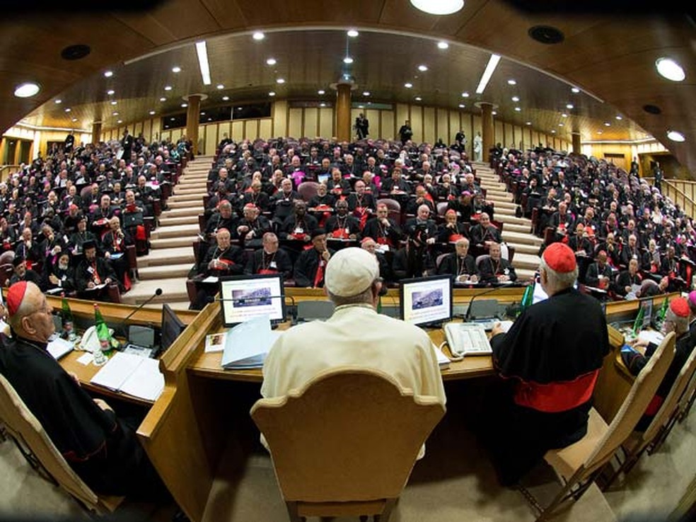 Imagem divulgada pelo Vaticano mostra o Papa Francisco presidindo o sínodo extraordinário com cerca de 200 bispos no Vaticano em 2021. — Foto: AFP PHOTO / OSSERVATORE ROMANO