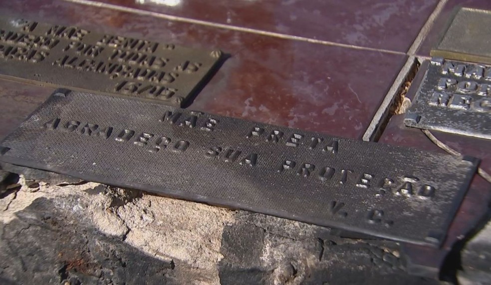 Lápide da Mãe Preta é uma das mais visitadas no cemitério de Bauru — Foto: TV TEM / Reprodução 