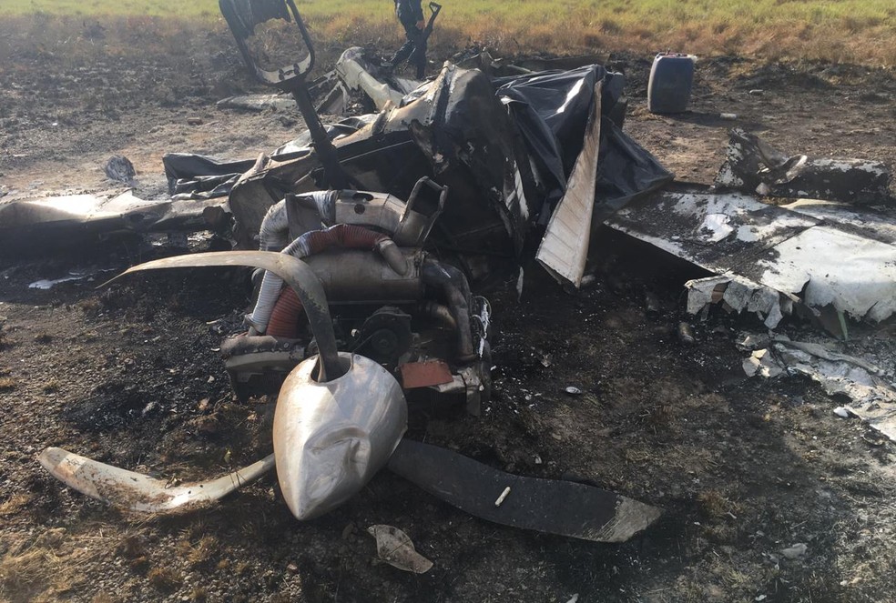 Avião de pequeno porte destruído após pegar fogo — Foto: Divulgação/Polícia Militar