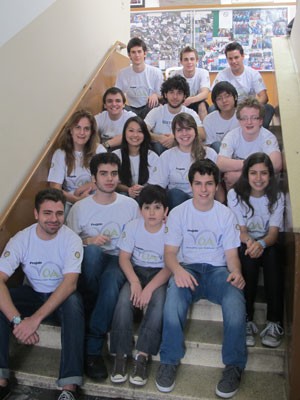 Equipe de professores do VOA: estudantes medalhistas (Foto: Vanessa Fajardo/ G1)