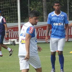 Diante do Londrina, Pisano fica com a vaga de Arrascaeta; Léo volta ao time
