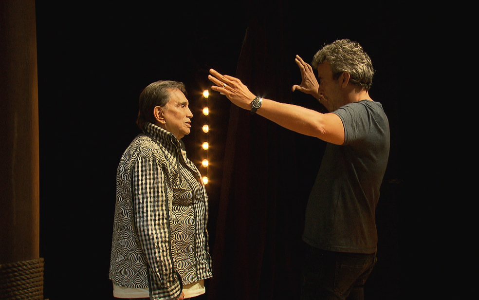 Alexandre Borges dirige o ator Dedé Santana durante ensaio da peça 'Palhaços', com texto de Timotchenko Wehbi — Foto: TV Globo/Reprodução