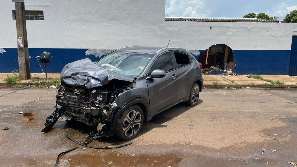 Situação de veículo utilizado por criminosos após baterem em viatura da PM em Uberlândia — Foto: Arcênio Correa/g1