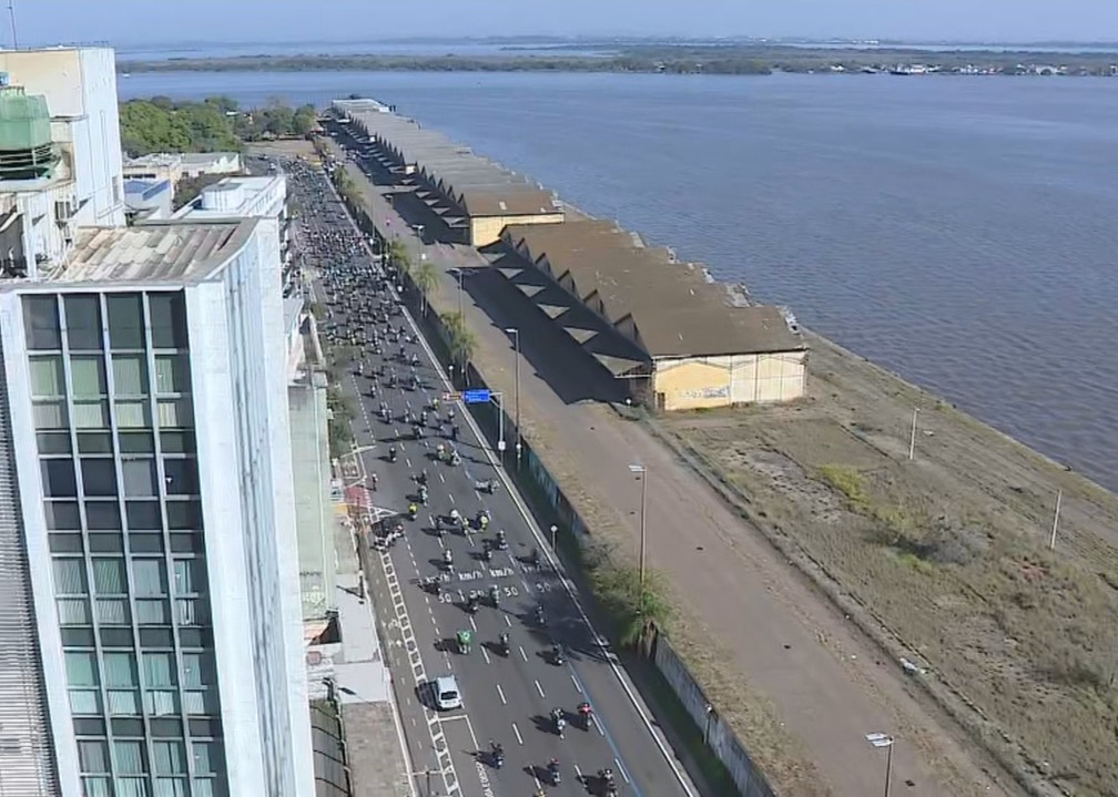 Grupo retorna a Porto Alegre pela Avenida Castelo Branco. — Foto: Reprodução/RBS TV