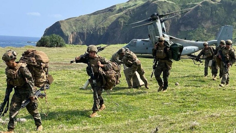 Soldados americanos se preparam para exercícios — Foto: CORTESIA FORÇAS ARMADAS DOS EUA via BBC