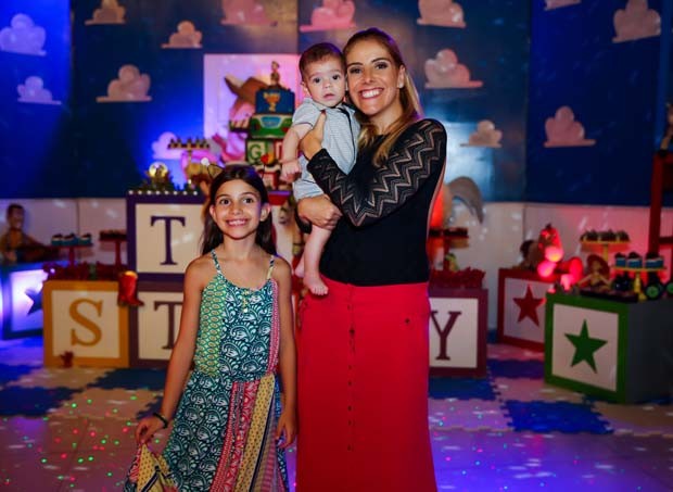 Dani Zurita com os filhos, Maria Eduarda e Luca (Foto: Manuela Scarpa/Brazil News)