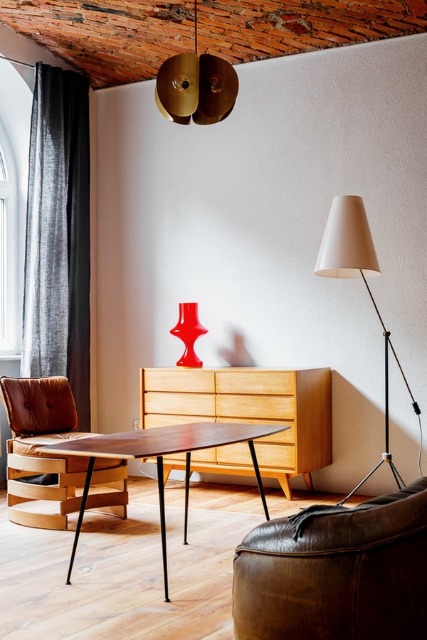 Décor do dia: sala de estar com teto de tijolos e móveis vintage (Foto: Karolina Bąk)