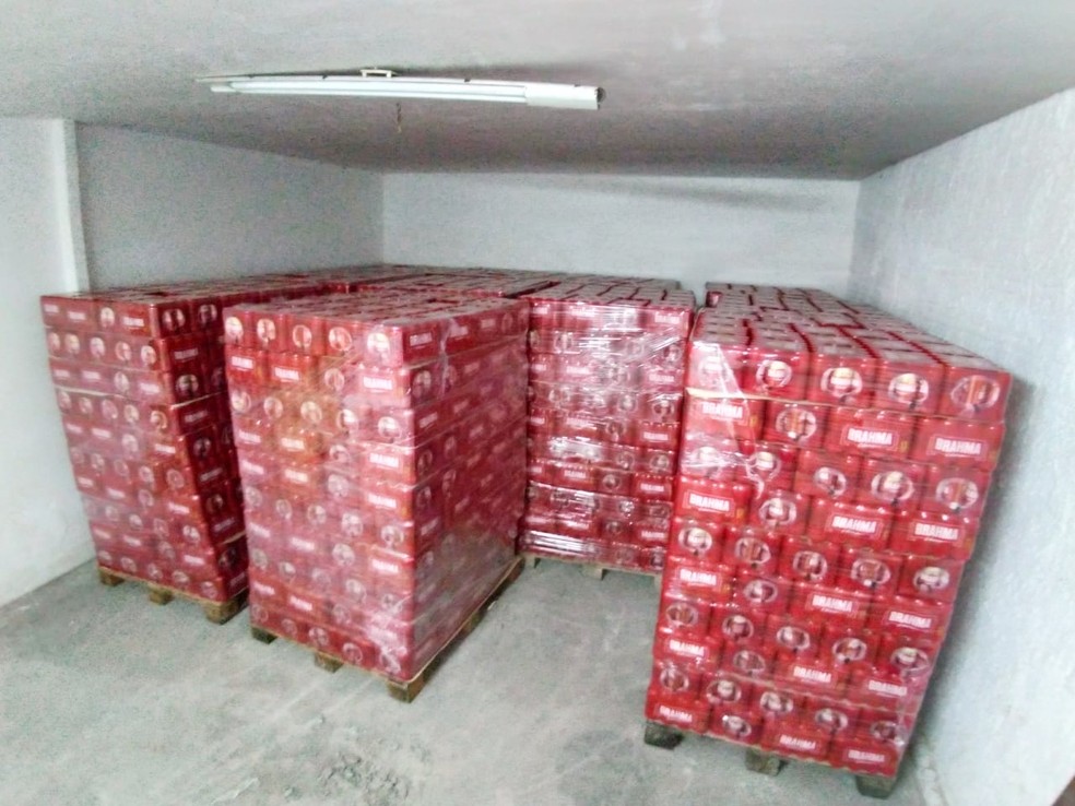 Carga recuperada, cerca de 80 mil latas de cerveja, foi encontrada dentro de um galpão na cidade de Macaíba — Foto: Polícia Civil do RN/Divulgação