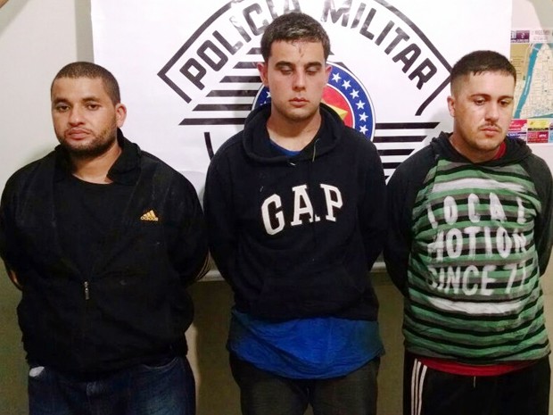 Três dos quatro suspeitos presos após perseguição em Ilha Comprida, SP (Foto: Divulgação/Polícia Militar)