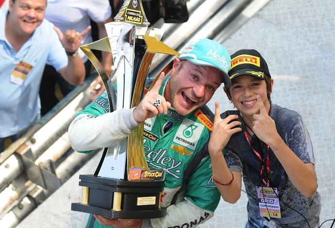 Rubens Barrichello com o filho e troféu da Corrida do Milhão (Foto: Duda Bairros Fotografia Ltda) Rubens Barrichello com o filho e troféu da Corrida do Milhão (Foto: Duda Bairros Fotografia Ltda)