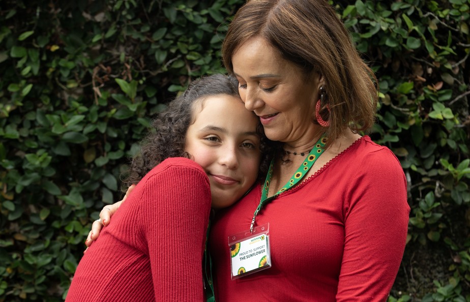 Flavia Callafange, diretora da América Latina da Hidden Disabilities Sunflower, com a filha, Felícia, que tem autismo.