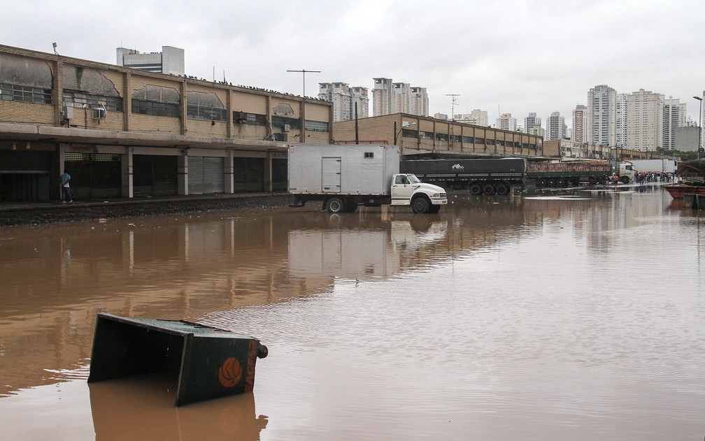 Chuva causa alagamento no Ceagesp (Companhia de Entrepostos e Armazéns de São Paulo), na zona oeste de São Paulo, SP, na manhã desta sexta-feira (11) — Foto: Edno Luan/Futura Press/Estadão Conteúdo