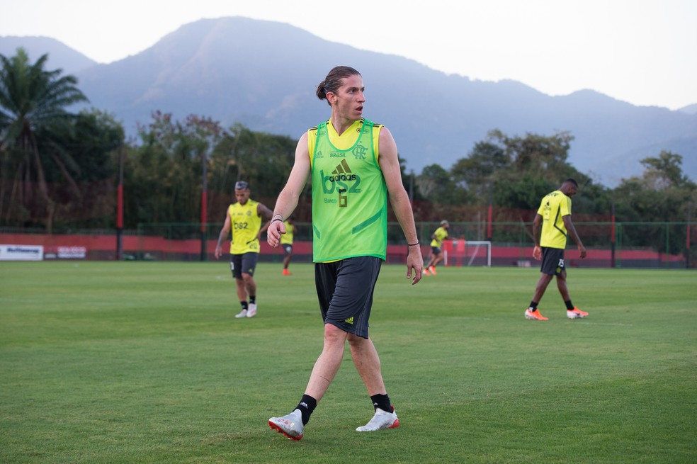 Filipe Luís realizou o primeiro treino ao lado do grupo no Ninho — Foto: Alexandre Vidal / Flamengo