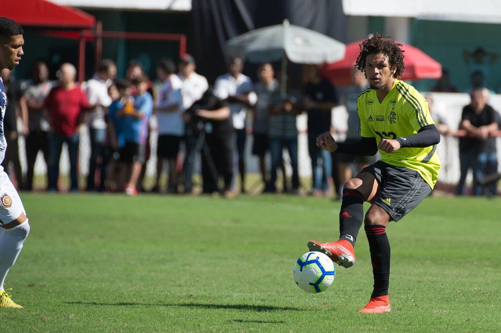 William Ar�o atuou bastante recuado na nova forma��o de Jesus � Foto: Alexandre Vidal/Flamengo