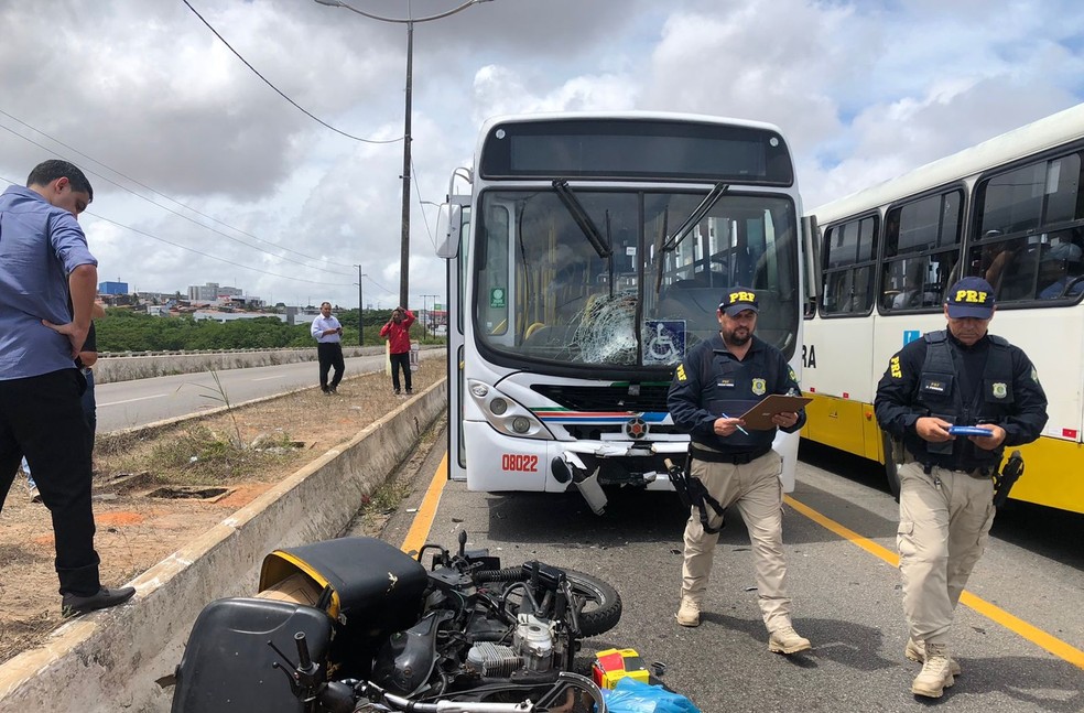 Motociclista morreu após colisão frontal com ônibus em Natal — Foto: Vinícius Marinho/Inter TV Cabugi