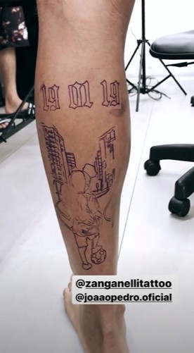João Pedro faz tatuagem na panturrilha (Foto: Reprodução / Instagram)