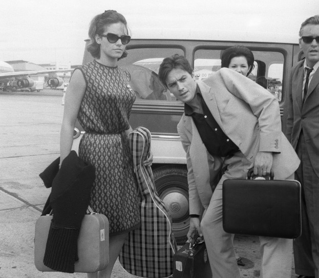 Alan Delon e Natalie no Aeroporto do Galeão, de partida do Rio, em 1965