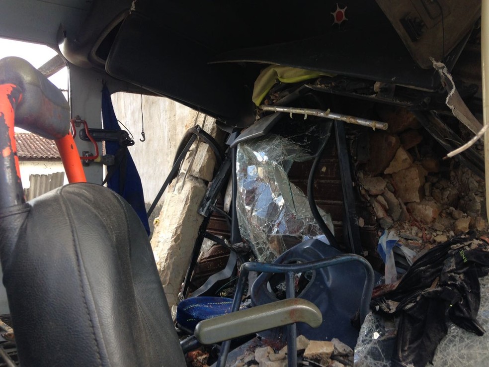 Parte da frente do ônibus foi a que ficou mais destruída com a colisão (Foto: Natália Normande/G1) Parte da frente do ônibus foi a que ficou mais destruída com a colisão (Foto: Natália Normande/G1)