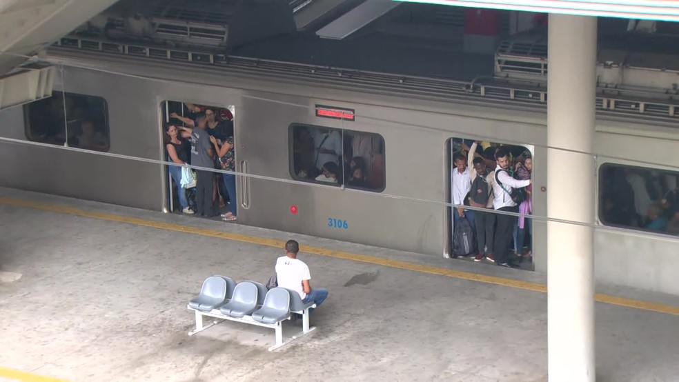 Trens lotados na estação São Cristóvão da Supervia na segunda-feira — Foto: Reprodução/ TV Globo