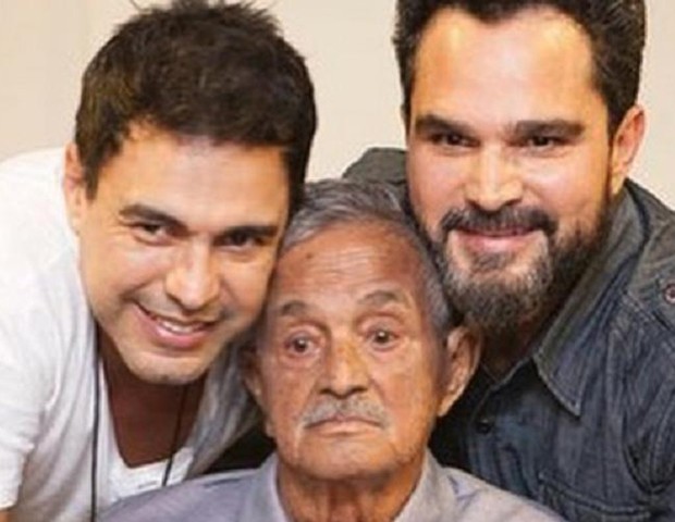 Zezé di Camargo e Luciano com o pai, Seu Francisco (Foto: Reprodução / Instagram)