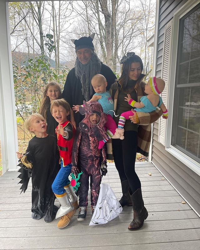 Hilaria Thomas Baldwin fez post com fotos da família no Halloween e dividiu opiniões de internautas (Foto: Reprodução/Instagram/Hilaria Thomas Baldwin)