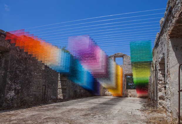 Instalação fascinante usa cores em ruína (Foto: Reprodução/Divulgação)