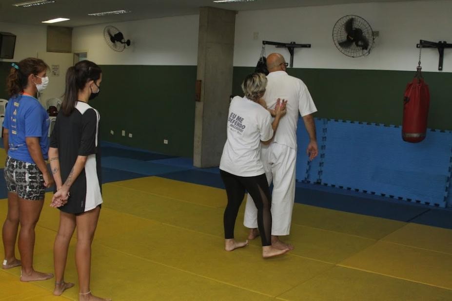 Curso de defesa pessoal em Santos ensina mulheres LGBT a escaparem de agressões