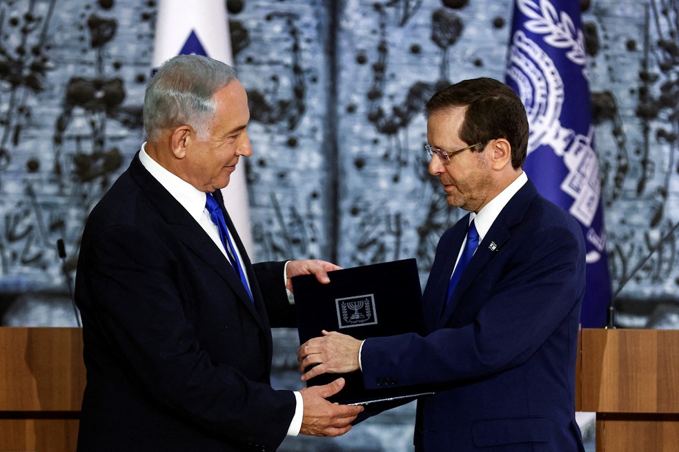 Benjamin Netanyahu (esq.) recebe oficialmente o direito de formar governo do presidente de Israel, Isaac Herzog — Foto: Ronen Zvulun/REUTERS